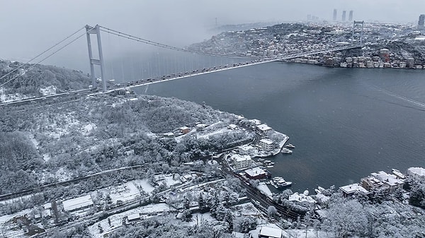 İstanbul'da etkisini sürdüren kar yağışının devam edeceğini vurgulayan Vali Gül, sosyal medya hesabında şu açıklamayı yaptı: