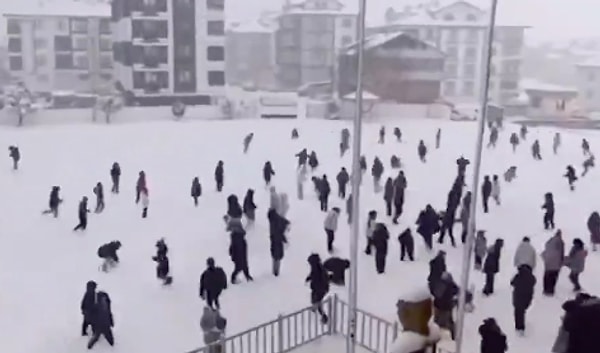 Gerede ilçesinde son iki gündür etkili olan kar yağışı sonucu kar kalınlığı 10 santimetreyi aşarken, okuldaki dersler devam eden öğrencilere bu sürpriz anons moral kaynağı oldu.