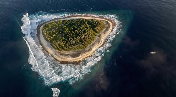 Kiribati Cumhuriyeti'ne bağlı 33 adadan biri olan bu küçük mercan atölü, yaklaşık 0.25 km² bir alana sahip ve Avustralya’nın 6.000 km doğusunda bulunuyor.