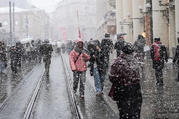 Çarşamba gününden itibaren kar yağışının aralıklı olarak etkili olduğu İstanbul'da perşembe ve cuma günleri eğitime ara verilmişti.