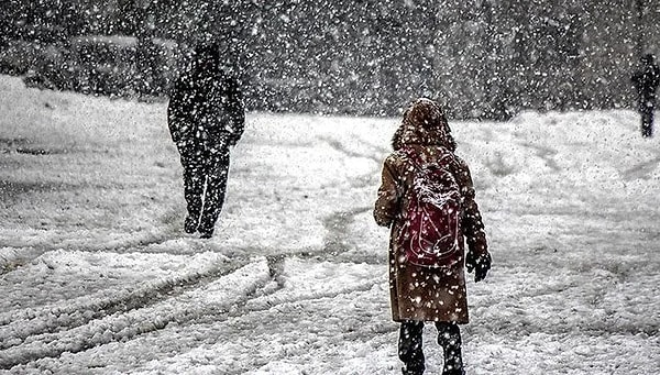 İstanbul Büyükşehir Belediyesi Afet Koordinasyon Merkezi’nden (AKOM) yapılan son değerlendirmede kar yağışının bugün etkisini daha da artıracağı açıklandı.