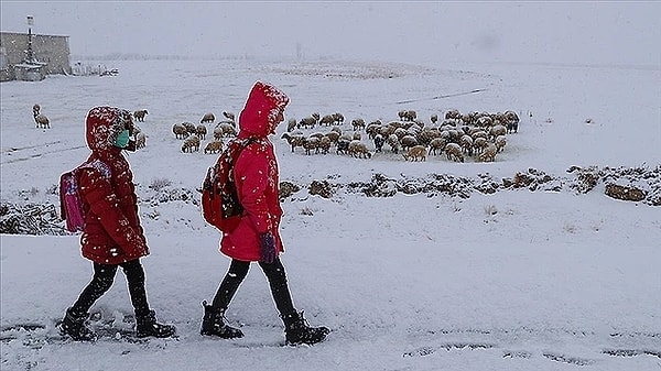 Meteoroloji'den ve AKOM'dan peş peşe açıklamalar gelirken, İstanbul'un tüm ilçeleri için sarı kodlu kar yağışı uyarısı yapıldı.