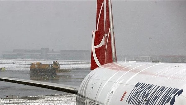 Tüm ülke geneli Sibirya kökenli soğuk hava dalgasının etkisi altına girdi. Çarşamba günü başlayan kar, İstanbul'un yüksek kesimlerini beyaza bürüdü. Deniz ve kara trafiğinde de olumsuzluklar yaşanırken, bir haber de THY'den geldi.