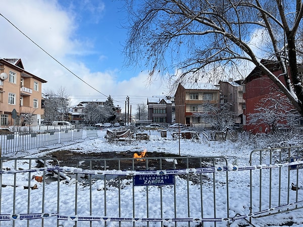 Bölgede herhangi bir olumsuzluk yaşanmaması için itfaiye, Afet ve Acil Durum Yönetimi Başkanlığı (AFAD), polis ve belediye zabıta ekipleri 7/24 esasına dayalı bekleyişlerini sürdürüyor.