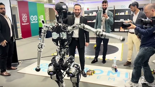 7. Adam: Üretim ve Sağlık Sektörüne Özel Geliştirilen Robot