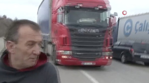 Röportaj sırasında art arda iki kere ezilme tehlikesi geçiren adamın o anları kameraya da yansıdı.