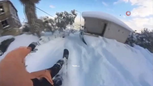 Bir vatandaş Ordu sokaklarından snowboard ile kaydığı anları paylaştı.