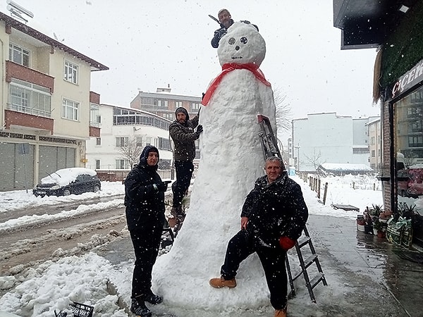 Ülkenin dört bir köşesinden kardan adam görüntüleri gelirken soğuk karın, sıcak yüzü içimizi de ısıttı!