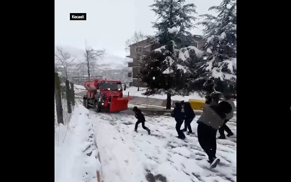 Kocaeli'de karın keyfini çıkaran çocuklar, sokaklarına girecek olan kar küreme aracını kar topu saldırısıyla engelledi.