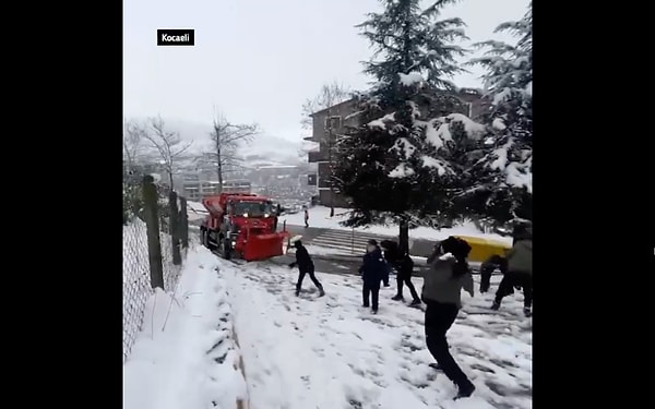 Eğlencelerini böldürmek istemeyen çocukların o anları, izleyenleri gülümsetti.