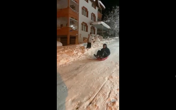 Ordu'da kızakla kayan genç, hızını alamayınca apartmana çarptı.