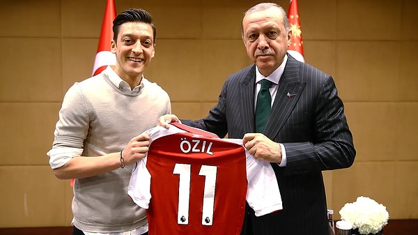 Eski futbolcu Mesut Özil, yeni parti yönetiminde ortaya çıkan sürpriz isimlerden biri oldu.