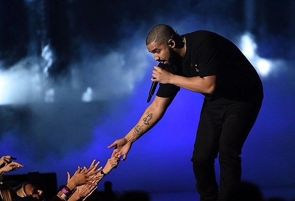 Ünlü rapçi Drake, Avustralya’daki konserinde hamile bir hayranının açtığı pankartı okuduktan sonra yaptığı jestle gündem oldu. Sanatçının, hamile olduğunu belirten seyircisine VIP koltuk verip 30 bin dolar hediye etmesi sosyal medyada büyük yankı uyandırdı. Konserlerinde hayranlarına cömert davranmasıyla tanınan rapçi, son zamanlarda dinleyicilerine yaptığı büyük jestlerle dikkat çekiyor. Daha önce de hayranlarına para dağıtan Drake, bu hareketiyle yine takdir topladı. İşte konser gecesinde yaşananlar ve ünlü rapçinin yaptığı diğer cömert jestler…