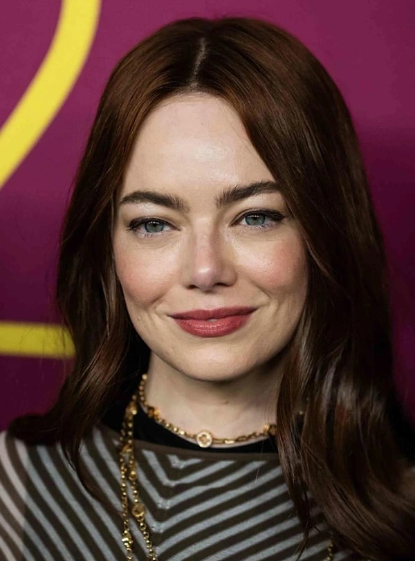 Emma Stone, 2016 yapımı "La La Land" filmindeki Mia karakteriyle En İyi Kadın Oyuncu dalında Oscar Ödülü kazanarak bir şarkıcı ve oyuncu olarak çok yönlülüğünü kanıtlamış oldu. Mizahi yönüyle de tanıdığımız Stone, Saturday Night'ın 50. yıl özel bölümüne katıldı. Birçok ünlü yıldızın boy gösterdiği bu akşamda, Emma Stone'un tercihi ise esprili ve samimi bir tercih olarak yorumlandı. Emma Stone, geceye ceplerinde patlamış mısır taşıyarak geldi.