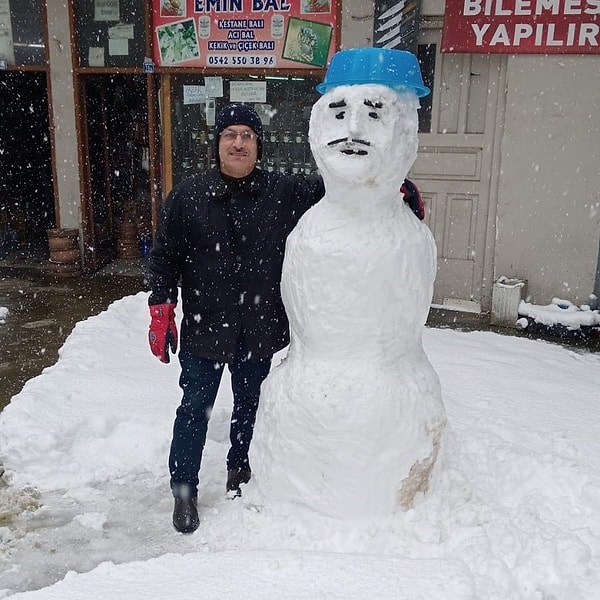 Malum hava şartları elverişsiz olunca esnafın işi de düşüyor. Düzce'de bir esnaf da kardan müşteri yaptı.