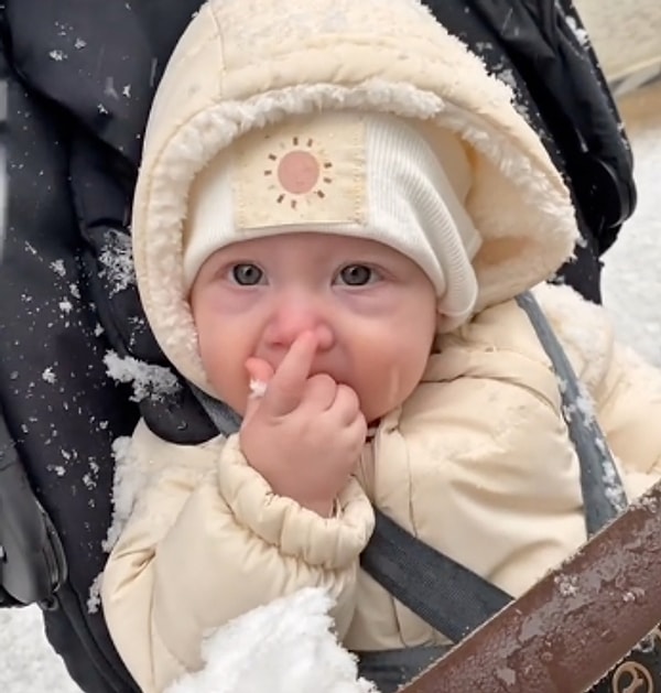 Kışın soğuk havasına rağmen içleri ısıtan bu görüntüler, sosyal medyada ilgi odağı oldu.