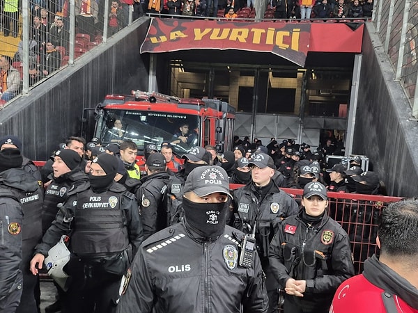 Stadyum kapıları ve girişler de polislerin yoğun olarak yer aldığı yerlerdi.