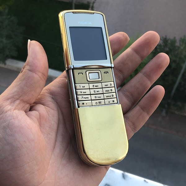 Ersoy yıllar önce Nokia 8800 Sriocco Gold model şu telefonu almak üzere yardımcılarından birini görevlendiriyor. Ve bakın olaylar nasıl gelişiyor?