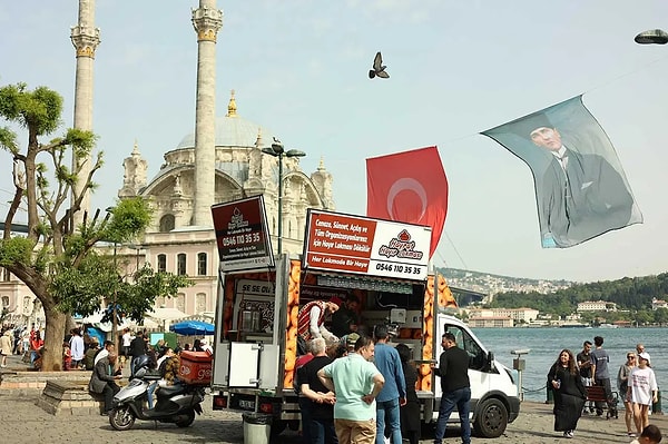 Geçtiğimiz saatlerde ise 40 yıl düşünsek aklımıza gelmeyecek bir şey yaşandı... Kadıköy'de "Danla Bilic'ten ayrılmanın şerefine" lokma döktürüldü.