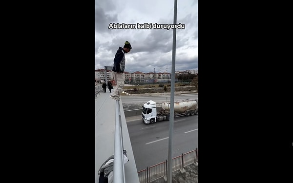 'roofrunnerzpavel' isimli bir içerik üreticisi, bir üst geçitten direğe atladığı bir video çekmek istedi.