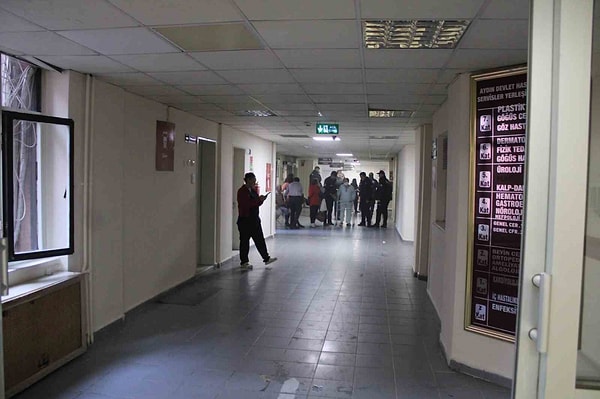 Duman nedeniyle hastanede bulunan vatandaşlar tahliye edilirken, kapılarda yoğunluk oluşunca itfaiye ekipleri hastanenin arka bölümünde bulunan yangın merdivenin kapısı kırıldı.
