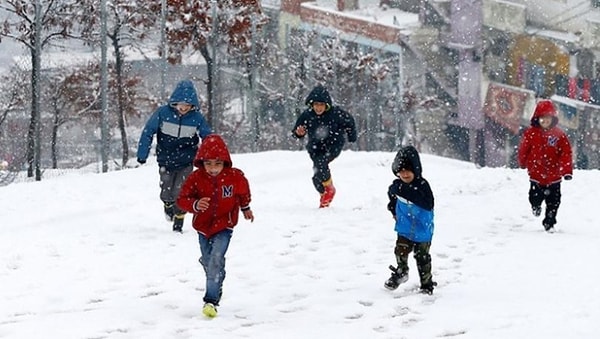 Trabzon'un bazı ilçelerinde yarın eğitime ara verildi. Olumsuz hava koşulları nedeniyle Dernekpazarı, Düzköy, Hayrat, Köprübaşı, Sürmene ve Tonya ilçesindeki okullarda taşımalı eğitim yapılan okullarda yarın eğitim yapılmayacak.