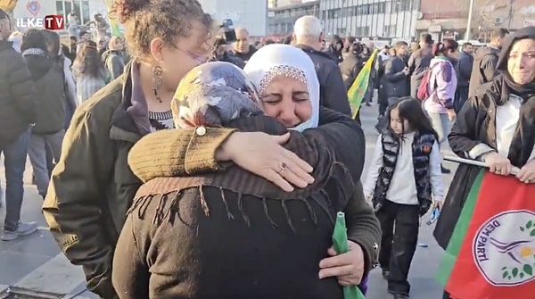 Öcalan'dan gelen açıklamanın okunduğu anlar Diyarbakır'da dev bir ekranda izlendi.