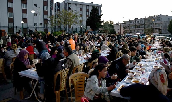 13. Herkesi bir araya getiren Ramazan hayırları: Sokakları süsleyen İftar sofraları