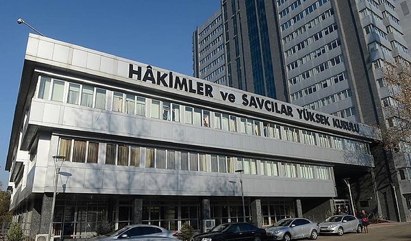 Antalya Cumhuriyet Başsavcılığı’nda görevli zabıt katibi H.K.'nin, Hakimler ve Savcılar Teftiş Kurulu’nda görev yapan müfettiş B.B. ile ilişki yaşadığı iddiası gündeme geldi.