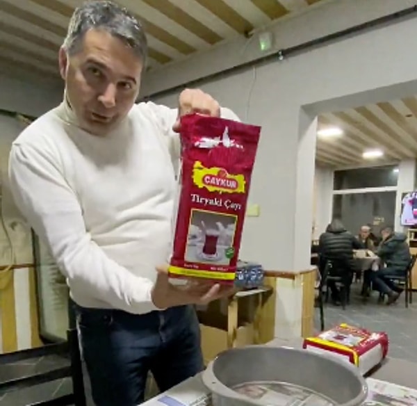 İşletmeci, tavşan kanı çayını elde etmek için çayı süzerek tozunu aldığını ve asıl önemli noktanın çayın süzülmesi olduğunu vurguladı.