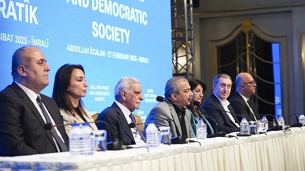 DEM Parti Merkez Yürütme Kurulu Toplantısı ise 3 Mart Pazartesi günü gerçekleşecek ancak bu toplantının başlangıç saatine dair DEM Parti tarafından henüz bir bildirimde bulunulmadı.