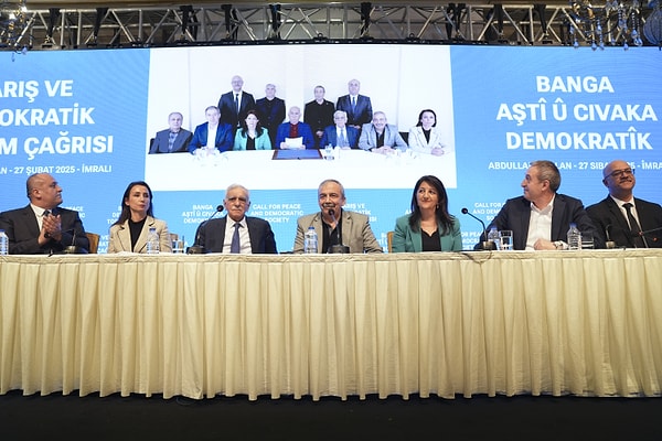 “Öcalan’la heyet üyeleri tek tek ve toplu fotoğraf çekildi. Adada 4 saat kalındı.”