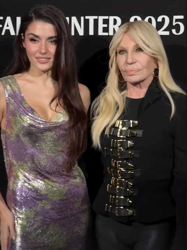 Şimdi de Milano Moda Haftası'nda boy gösteren Hande Erçel dünyaca ünlü modacı Donatella Versace ile yan yana poz verdi.