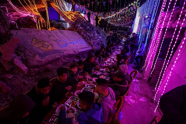 Dünyada da ilk sahur heyecanı yaşandı. Gazze'de enkaz arasında sahur yapıldı.