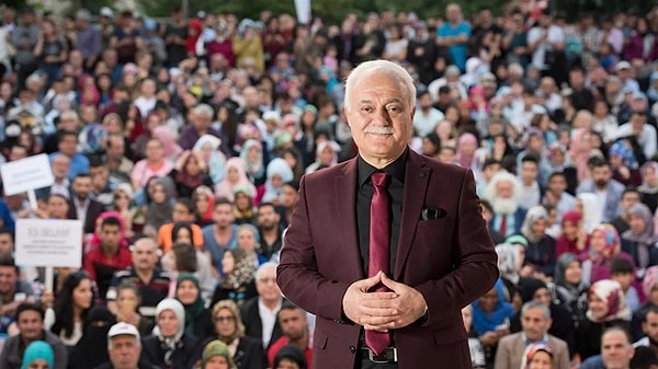 İzleyicilerden gelen soruların yanıtlandığı program büyük rağbet görürken geçtiğimiz yıllarda Hatipoğlu'na sorulan en absürt soruları sizler için derledik.