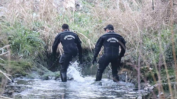 Bu sırada Nazlı Şeşen’e ait dere kenarında terlik bulundu. Derenin debisi yüksek olduğu için Aksu deresini besleyen Akbaş barajında kapaklar kapatıldı.