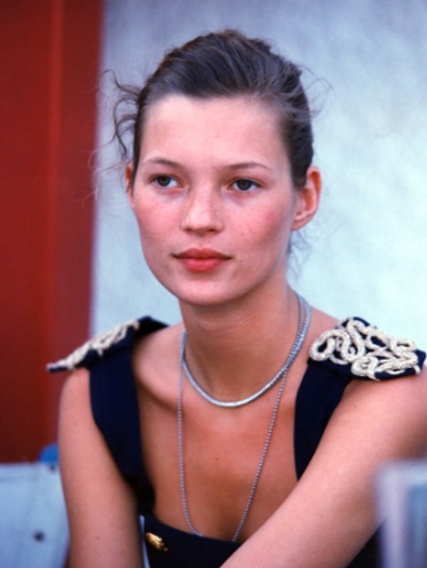 Yakaladığı şöhretle birlikte Kate Moss’un adı, Hollywood’un en ünlü erkekleriyle ilişkileriyle, eğlenceli partilerle ve özellikle de yasaklı maddelerle sıkça anılmaya başlanmıştı.