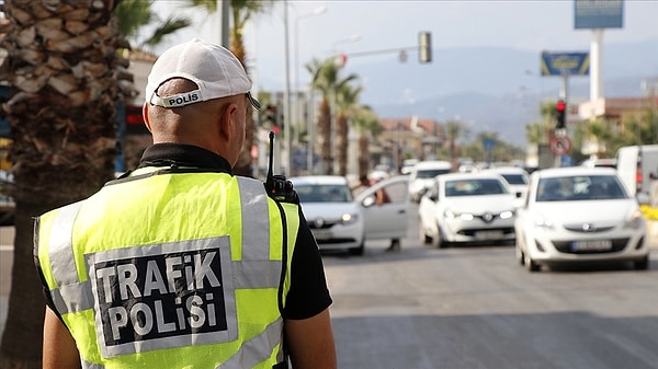 Geçtiğimiz günlerde artık trafikte aracından inerek kavga edenlerin de hapis cezası alacağı iddia edilmişti.