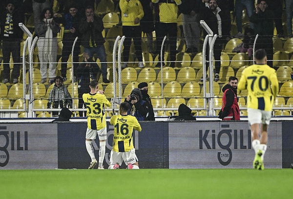 Mert Müldür ve Sebastian Szymanski tribünlere koşarak saat hareketi yaparak golü kutladılar.