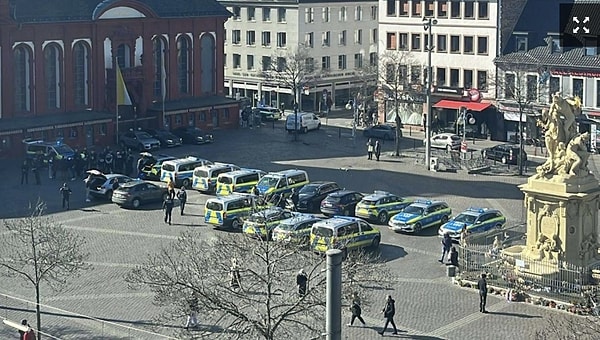 Almanya’da bir araç kalabalık arasına daldı: 2 ölü.