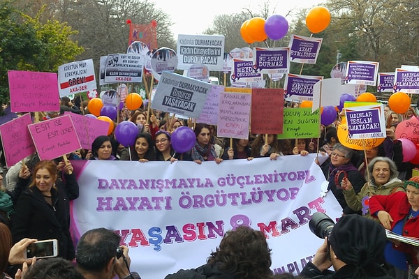 Her yıl 8 Mart geldiğinde sosyal medyada, televizyon ekranlarında ve billboardlarda bu özel günle ilgili cümleler yankılanıyor.