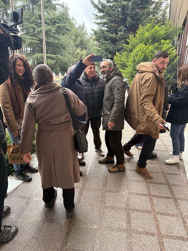 Ünlü isimlerin cenaze törenlerinde sıkça rastlanan saygısız davranışlardan biri Edip Akbayram’ın veda töreninde de yaşandı.