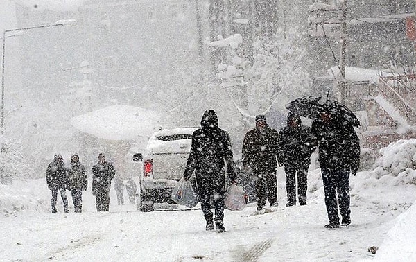 Yoğun kar yağışı nedeniyle birçok ilde eğitime ara verilmişti. Yılın son kar yağışı için meteoroloji kaynaklarından peş peşe uyarılar geldi.