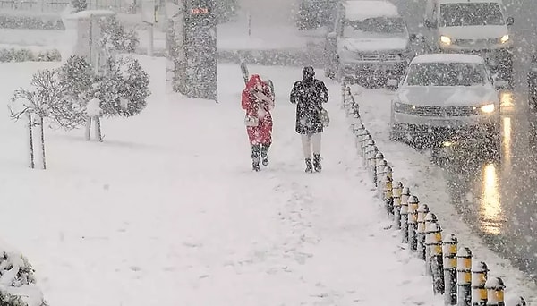 Meteoroloji Genel Müdürlüğü (MGM), internet sitesinden 5 günlük hava tahmin raporunu paylaştı. Raporda Türkiye'nin tamamı için 'güneşli hava' görüleceği yer aldı.