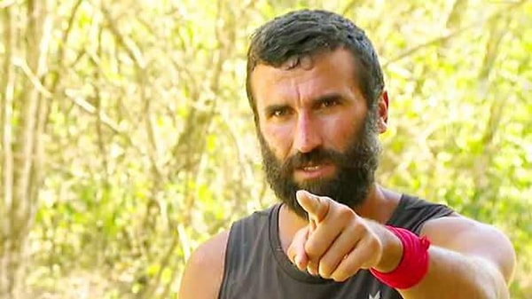 2019 yılında Survivor'a katılan Hikmet Tuğsuz, sakatlığı sebebiyle yarışmadan diskalifiye edilmişti.