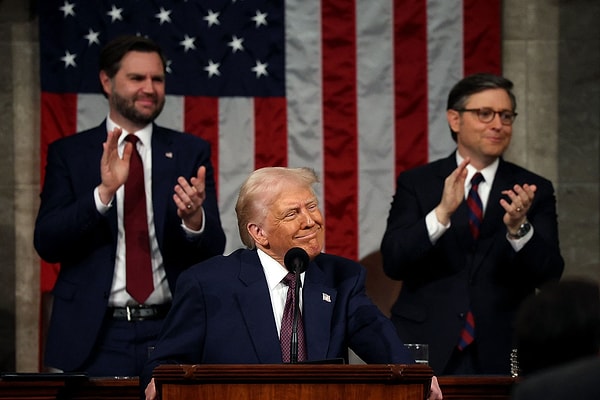 "Amerika geri döndü. Amerikan rüyası durdurulamaz ve ülkemiz bir geri dönüşün eşiğinde" diyen Trump, birçok ABD yönetiminden daha fazla işi 43 günde başardıklarını savundu.