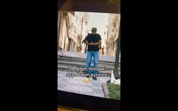 'ahtapotart' isimli TikTok kullanıcısı yönetmen koltuğunda Fatih Akın'ın oturduğu, başrollerinde Nurgül Yeşilçay ve Tuncel Kurtiz gibi isimlerin yer aldığı 2007 yapımı Yaşamın Kıyısında filminde fark ettiği Ayşe Barım detayını paylaştı.