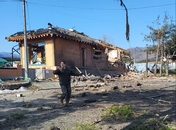 Askeri yetkililer ve itfaiye yetkilileri kazaya 2 adet KF-16 savaş uçağının neden olduğunu belirtirken, yaralı sayısının ise 15'e yükseldiği aktardı.