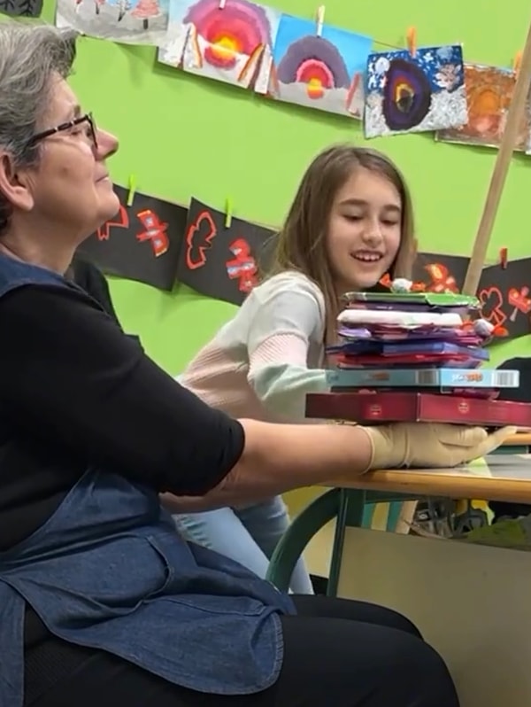Temizlik görevlisinin emekli olacağını duyan pamuk kalpli çocuklar, çikolata hediye ederek vedalarını gerçekleştirmişti.