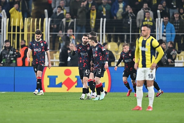 Fenerbahçe, Avrupa Ligi son 16 turu ilk maçında Rangers'a 3-1'lik skorla kaybetti.